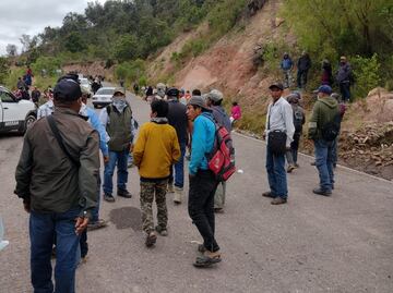 Detienen en la carretera a AMLO para exigirle seguridad en La Montaña, en Guerrero