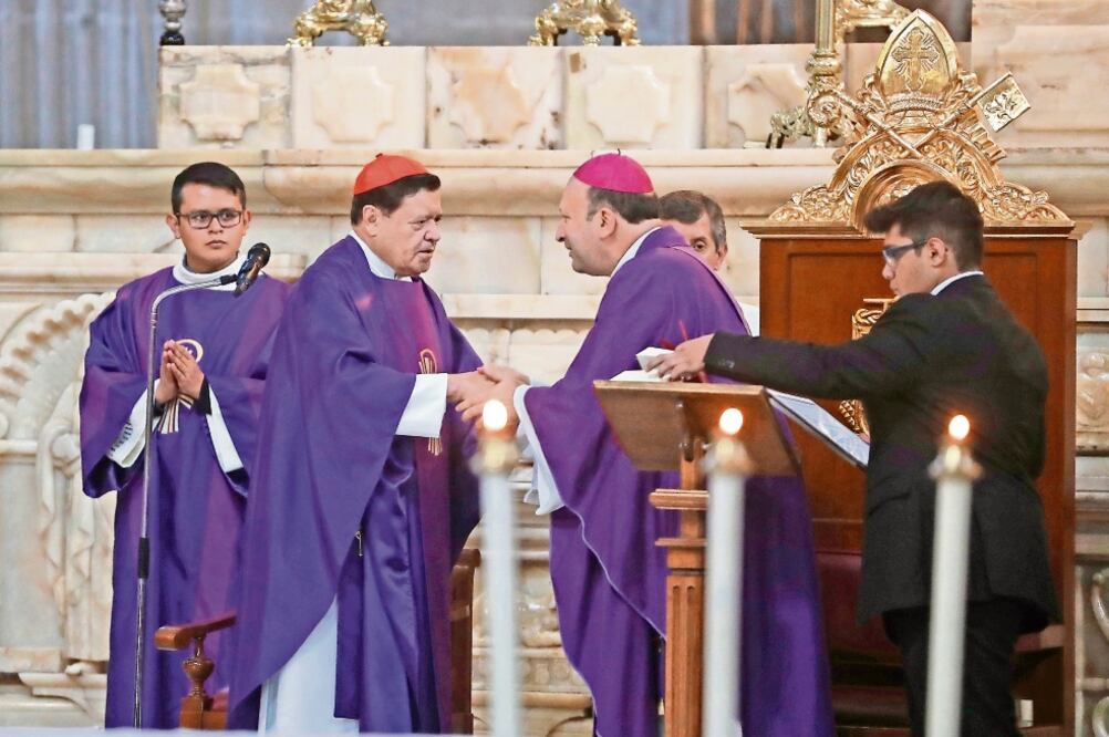 En la homilía en Catedral se elevaron plegarias por el malogrado equipo (LUIS CORTÉS. EL UNIVERSAL)