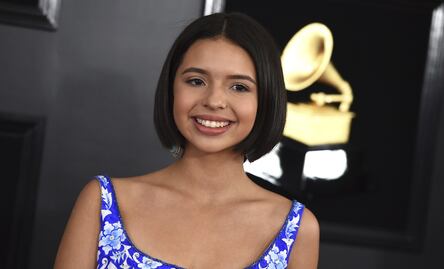 Desde playeras hasta muñecas: así es como lucran con la imagen de Ángela Aguilar