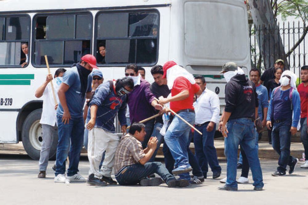 Durante su manifestación en calles de Oaxaca, los maestros golpearon a una persona que grababa un video (EDWIN HERNÁNDEZ. EL UNIVERSAL)