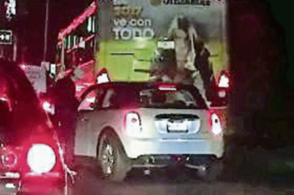 Hora pico. La testigo refiere que en ese lugar son comunes los asaltos (TOMADA DE VIDEO)