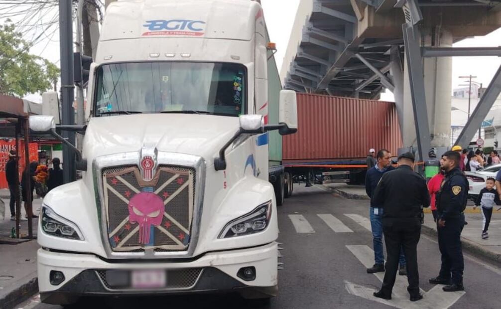 El tráiler se subió al camellón y atropelló a el hombre (31/10/2024). Foto: Especial