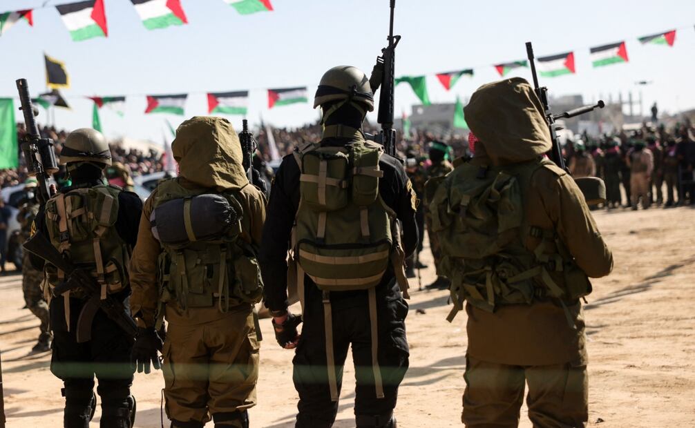 Los combatientes palestinos de Hamas aseguran un área antes de entregar rehenes israelíes a un equipo de la Cruz Roja en Khan Yunis, en el sur de la Franja de Gaza. Foto: AFP