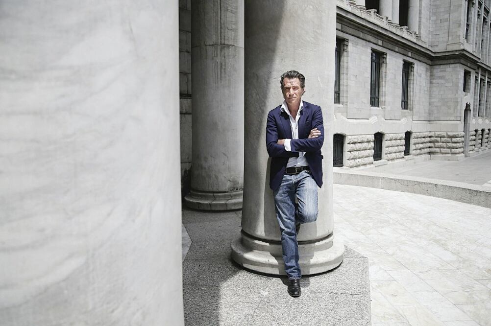 Las obras del artista español Guillermo Fornes se caracterizan por el uso de materiales peculiares, como la pólvora (ALEJANDRA LEYVA. EL UNIVERSAL)