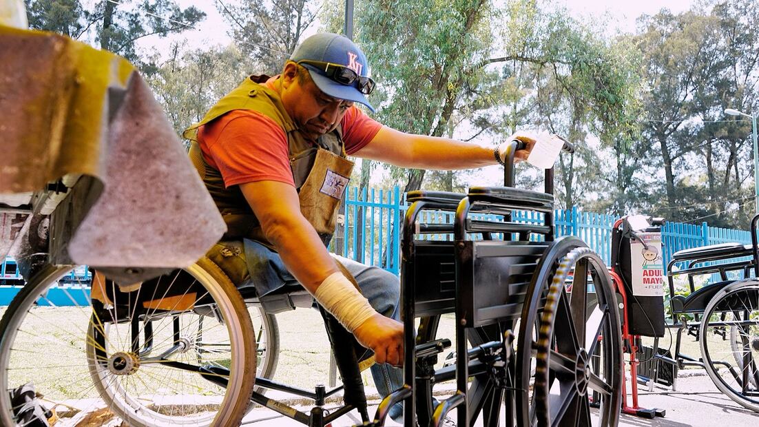 Parte de la reparación a las sillas de ruedas incluyó el armado completo, además del mantenimiento a baleros, respaldo, llantas delanteras y traseras, pintura y lavado, entre otros. (Foto: especial)