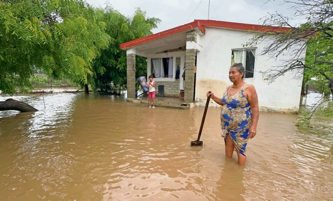 Familias en algunas regiones de Oaxaca se vieron afectadas por las crecidas de ríos y arroyos. Foto: de Rusvel Rasgado. El Universal
