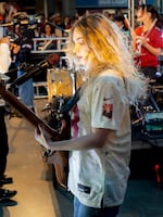 La banda mexicana The Warning se roba el show en el mediotiempo de juego de la NFL