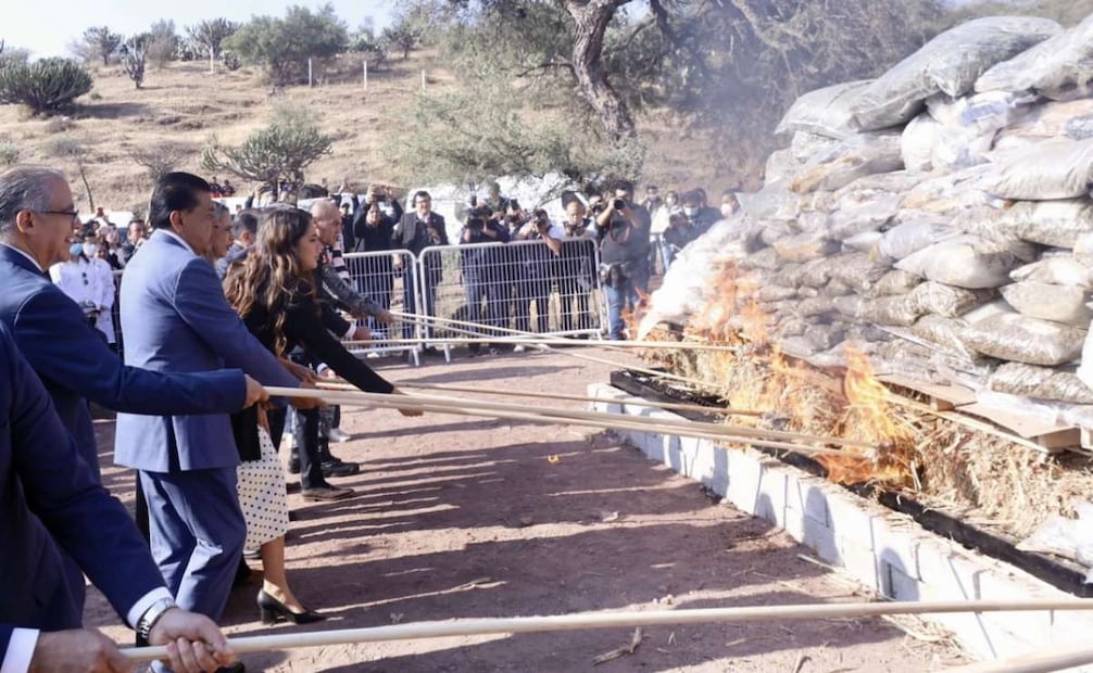 FGE destruye droga, armas y otros instrumentos de delitos en Guanajuato.
Foto: Especial.