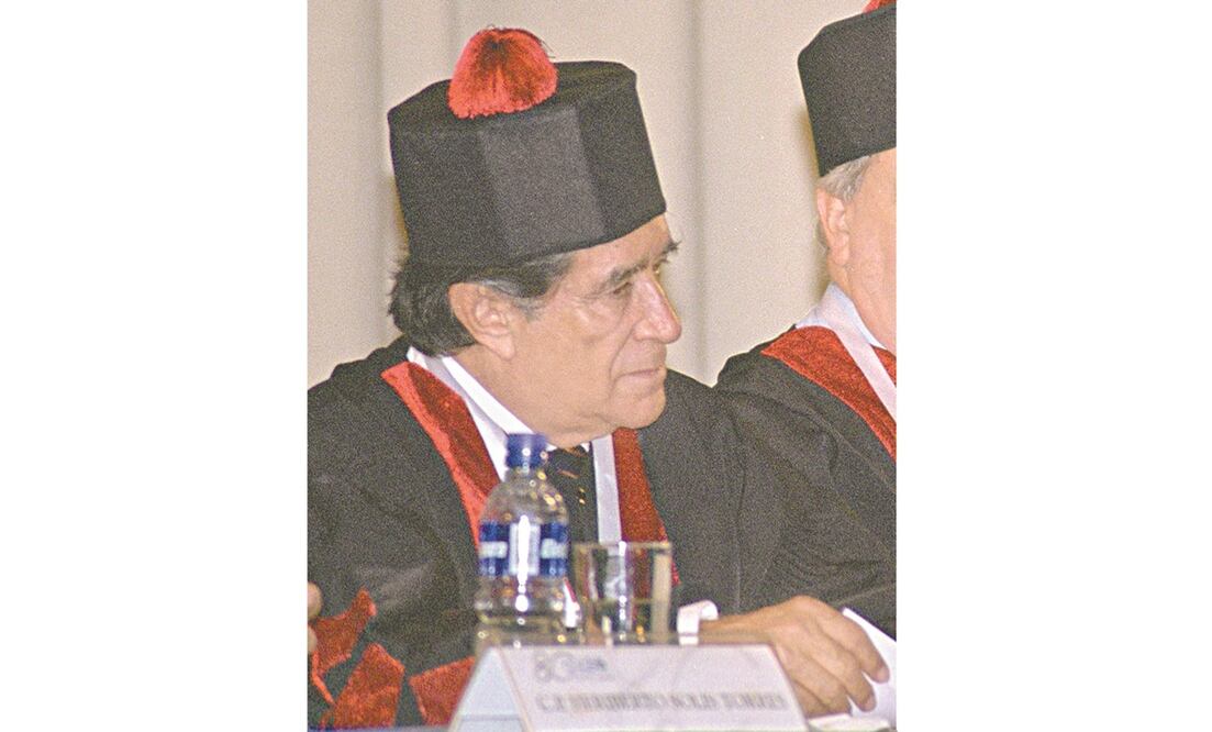 Víctor Flores Olea en 2003, en la entrega del Premio Nacional a la Excelencia Jaime Torres Bodet. Foto: ARCHIVO EL UNIVERSAL