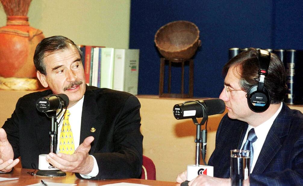Era común que el entonces presidente, Vicente Fox, se presentara con Gutiérrez Vivó antes de su salida de Radio Centro. Fotografía de la grabación del programa “Fox en vivo, Fox contigo” transmitido a finales del 2001. Foto: Gustavo Benítez/Notimex/ESPECIAL.