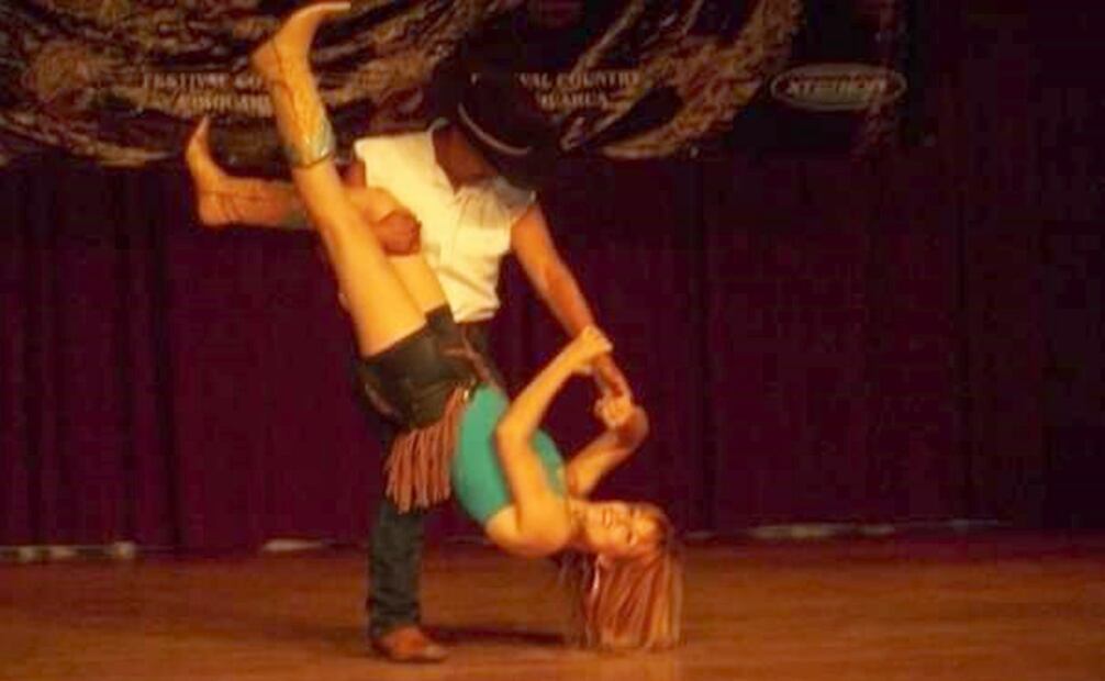 Meny "El Cheyenne" hace gala de sus talentos en la pista de baile durante una presentación en 2009. ESPECIAL.