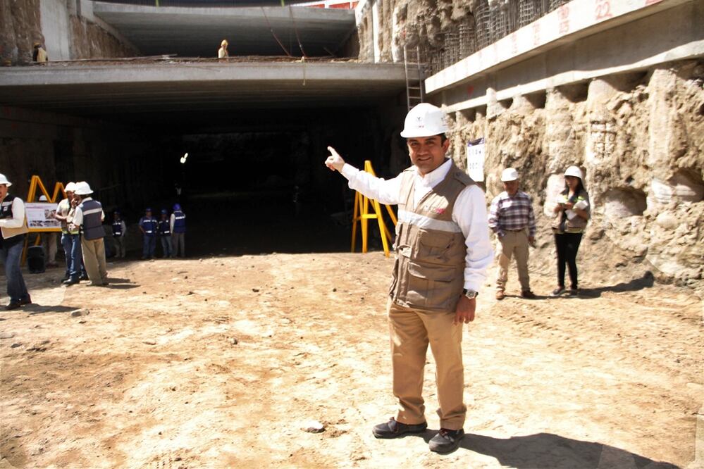 El Secretario de Obras y Servicios, Edgar Tungüí Rodríguez, destacó que la implementación de tabletas prefabricadas en esta obra vial, acelera los tiempos de construcción y es menos invasivo con la zona. Foto: Archivo/EL UNIVERSAL