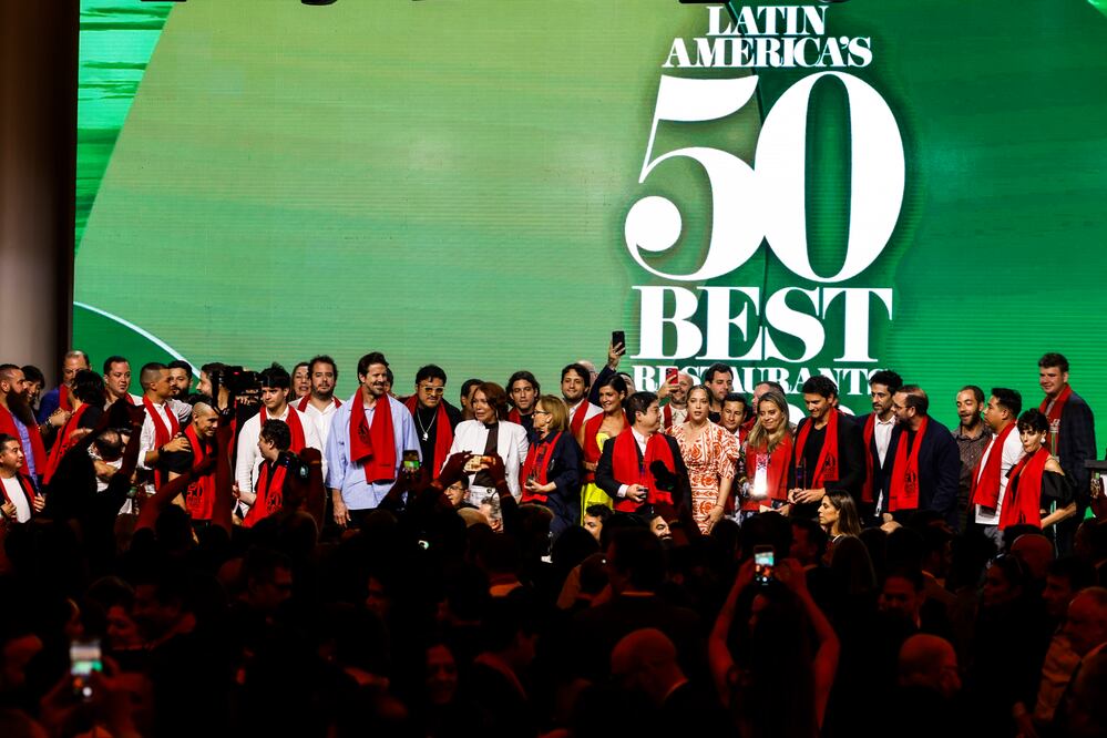 AME564. RÍO DE JANEIRO (BRASIL), 28/11/2023.- Participantes posan durante la premiación de los "Latin America´s 50 best restaurants 2023", hoy, en Rio de Janeiro (Brasil). México, con once representantes, fue el país con mayor presencia entre los 50 mejores restaurantes de América Latina en 2023, seguido por Perú, con 8 establecimientos, de acuerdo con la lista divulgada este martes en una gala celebrada en Río de Janeiro. EFE/ Antonio Lacerda
