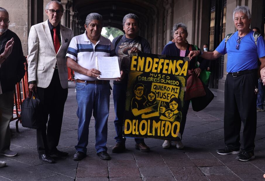 Entrega de carta de manifestantes que piden que el museo Dolores Olmedo se quede en Xochimilco en la entrada principal del palacio del ayuntamiento. foto : Fernanda Rojas /El Universal