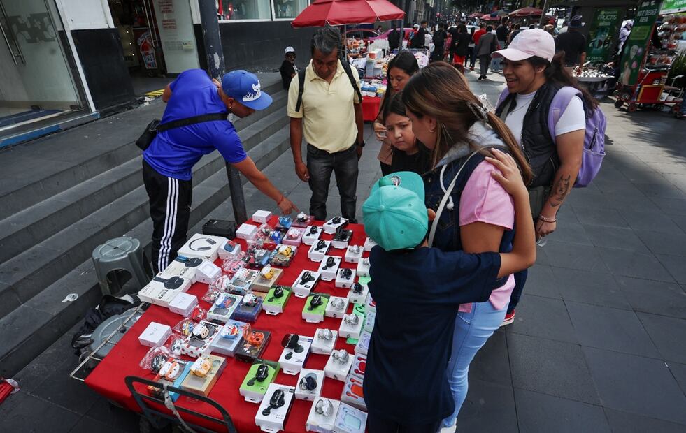 Decenas de vendedores ambulantes se instalan a lo largo de avenida Juárez frente a la Alameda Central para ofrecer principalmente productos chinos, el 19 de agosto de 2025. Foto: Luis Camacho/EL UNIVERSAL