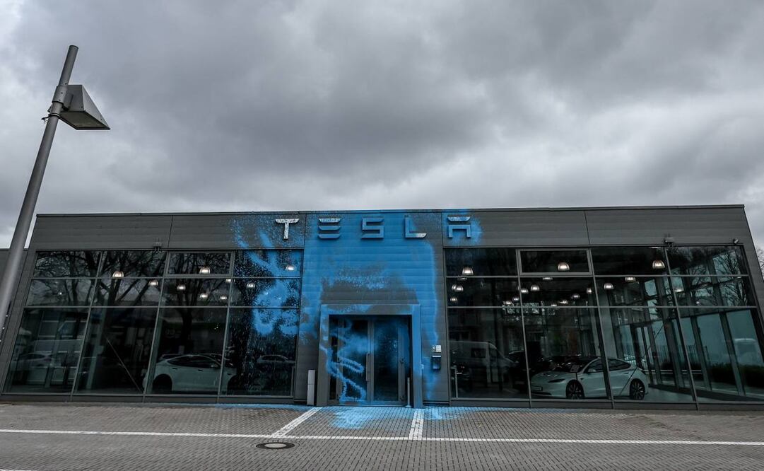 Vista de la tienda Tesla con la fachada dañada por activistas de la Nueva Generación (Neue Generation), en Berlín, Alemania, el 31 de marzo de 2025. Foto: EFE