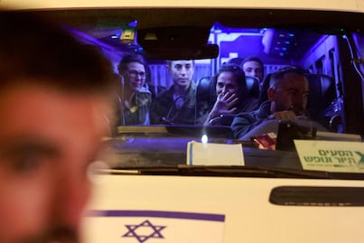 Israel excarcela a 30 mujeres y niños palestinos tras liberación de 16 rehenes por Hamas