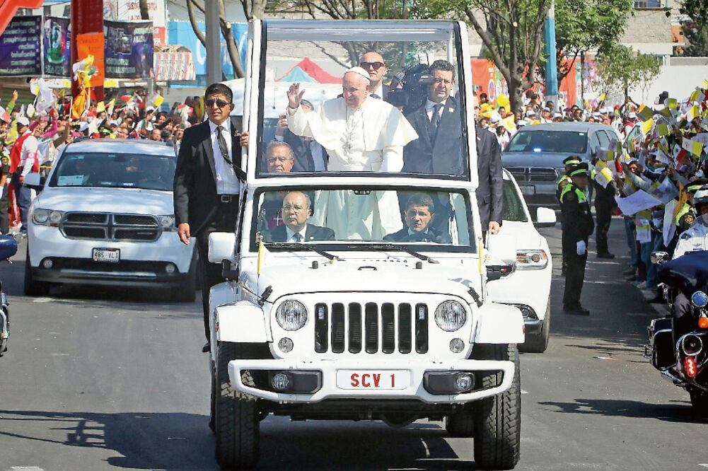Algunas personas esperaron desde la madrugada en las calles de la Ciudad de México para ver por un momento a Jorge Mario Bergoglio (JORGE RÍOS. XINHUA)