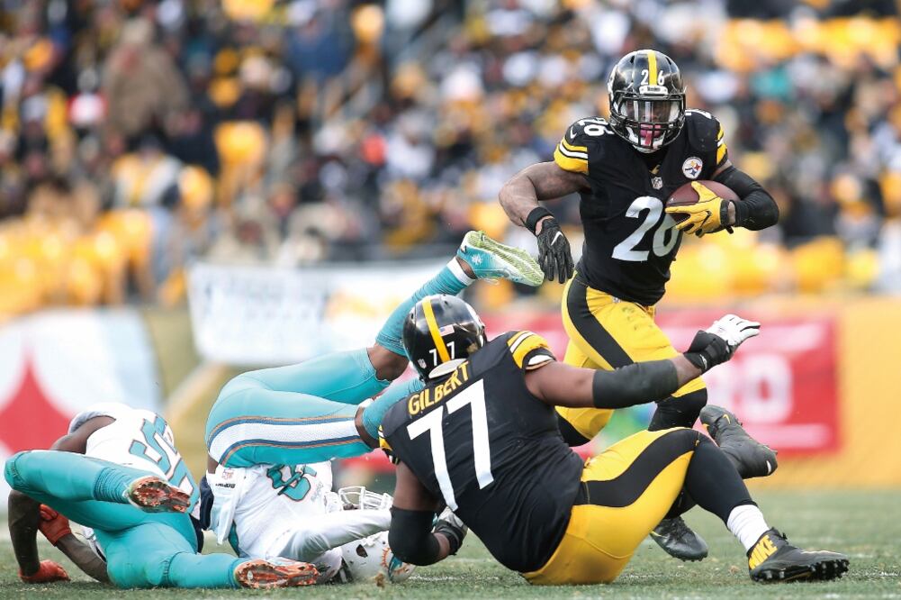 L e’Veon Bell (26) rompió récord de yardas terrestres en Playoffs (CHARLES LECLAIRE. USA TODAY SPORTS)