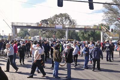 Con bloqueo, piden poner fin a caos vial