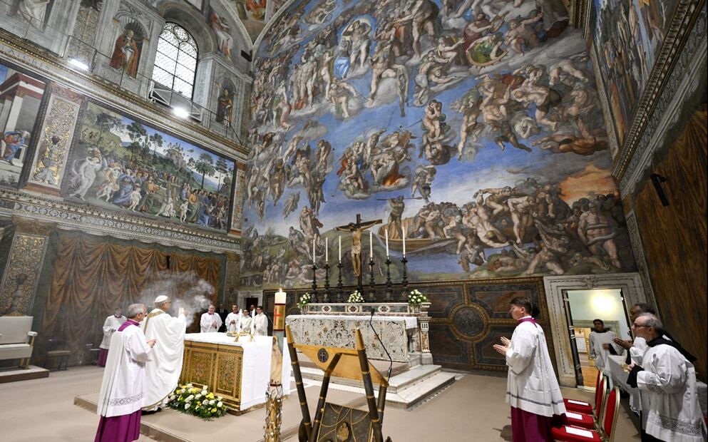 El papa León XIV oficia su primera misa en la Capilla Sixtina tras ser elegido en la cuarta votación del cónclave en El Vaticano. Foto: EFE