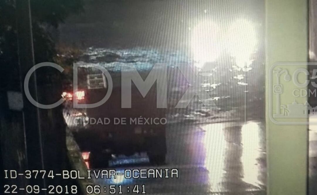 También se registra concentración de agua en Benito Juárez y Francisco Cuevas, colonia Insurgentes, delegación Iztapalapa. FOTO: C5