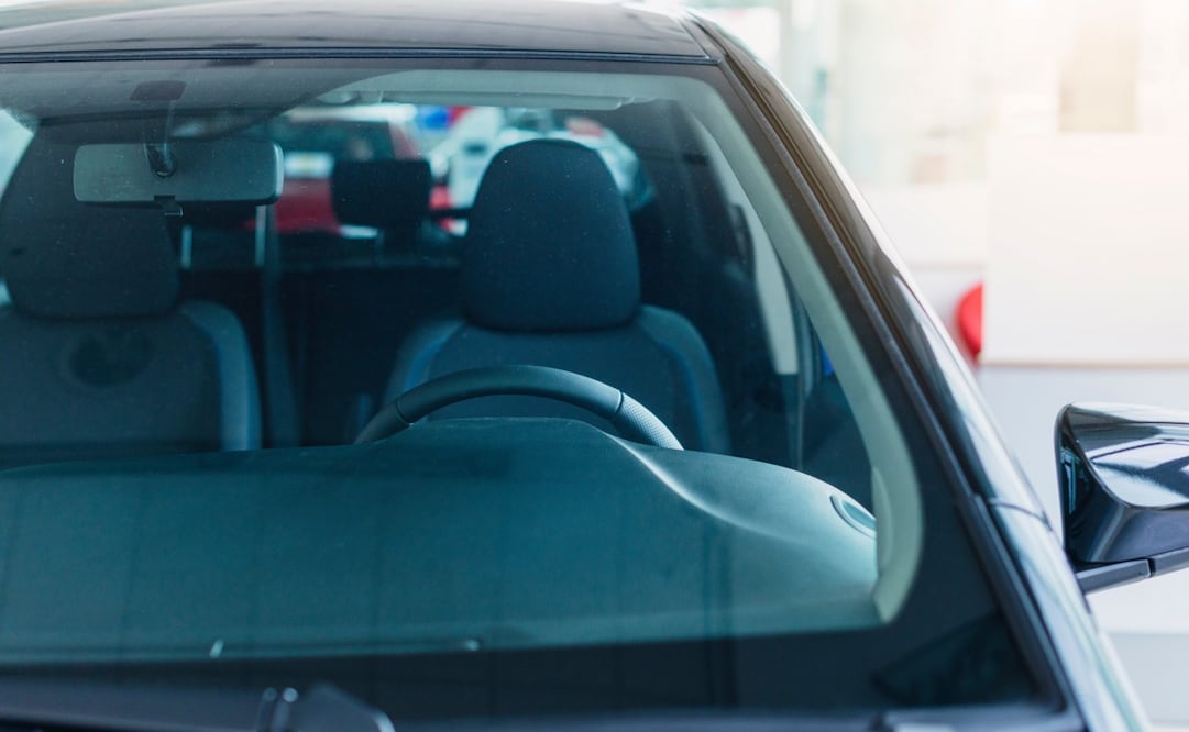 Revisa las leyes de tu localidad para saber el nivel de oscurecimiento permitido en los vidrios del auto. Foto: Freepik
