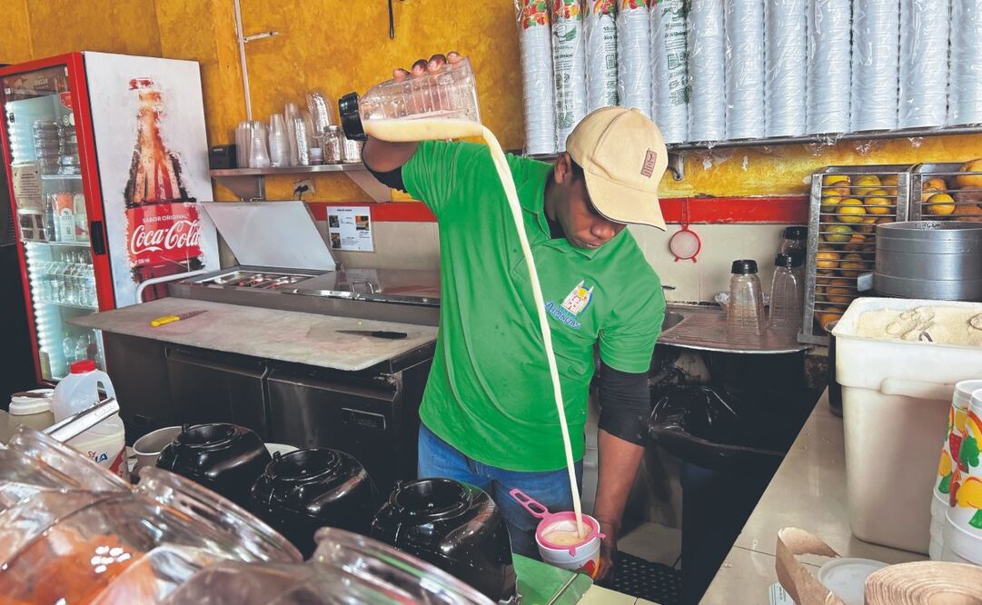 Henry trabajaba de chef en Honduras y en la taquería encontró una oportunidad de seguir su sueño. Foto: de Francisco Rodríguez. EL UNIVERSAL