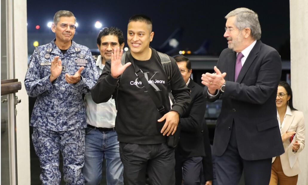 Los mexicanos Marcos Gómez Jerez y Arturo Alberto Zacarías Meza llegaron la noche de este jueves 23 de enero de 2025 a nuestro país, tras haber sido secuestrados por hutíes de Yemen. Foto: SRE