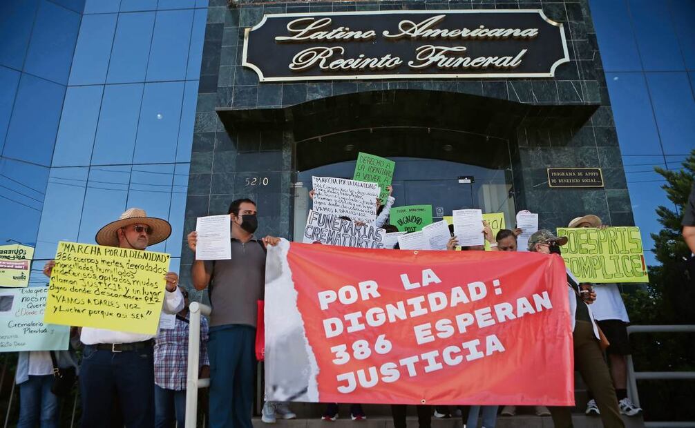 Familiares afectados realizaron una manifestación para exigir respuestas a las funerarias y a la Coespris por lo ocurrido en el crematorio Plenitud. Foto: Especial