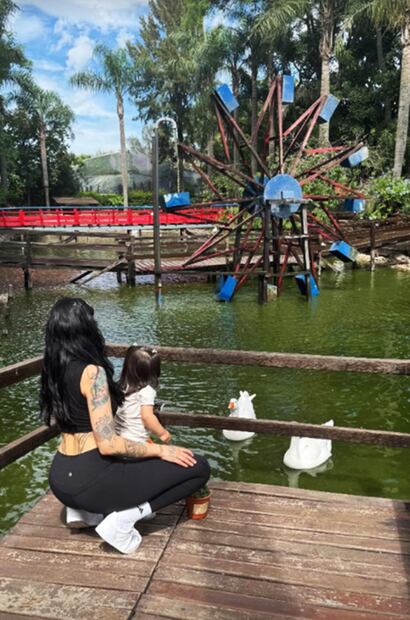 Antes del vínculo amoroso que la unió a Christian Nodal, Cazzu no tenía en mente el convertirse en madre, perspectiva que cambió al enamorarse del cantante.
Foto: Instagram, vía @cazzu