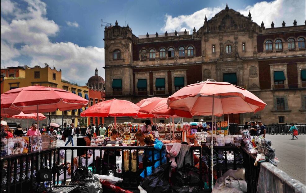 Ambulantes que ofrecen diversos artículos para turistas se mantienen instalados en distintos puntos de las inmediaciones de la plancha del Zócalo, sobre todo los fines de semana, el martes 23 de septiembre de 2025. Foto: Diego Simón Sánchez/EL UNIVERSAL