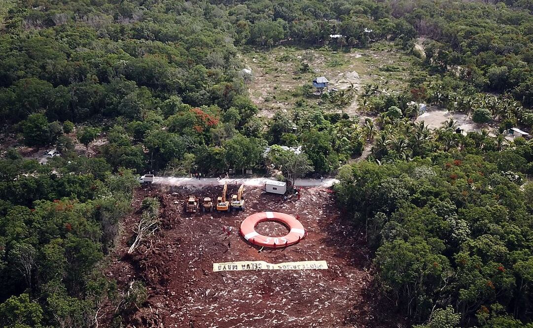 Activistas de Greenpeace México instalaron un salvavidas gigante con el mensaje "Protejamos la selva Maya" durante una protesta contra la construcción del tramo 5 del Tren Maya / Foto: Archivo. EFE