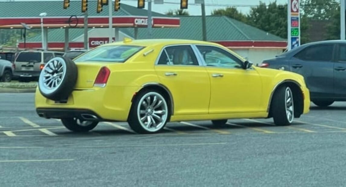 El Chrysler 300 que quería parecer auto retro pero todo salió mal