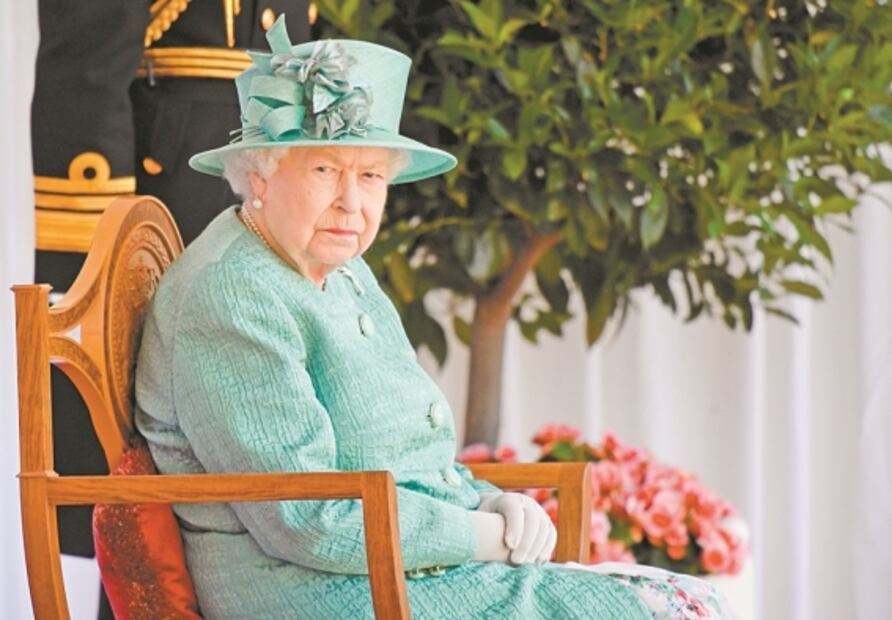 Isabel II contesta a Enrique y Meghan en tono conciliador