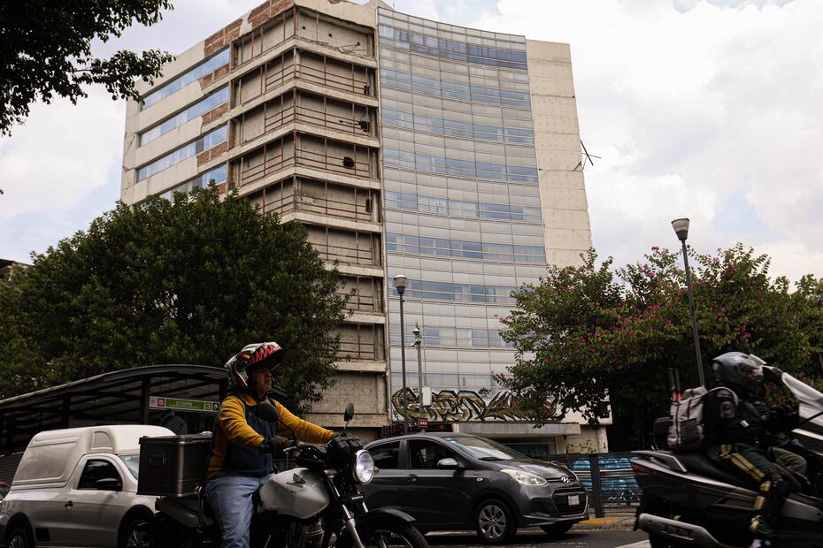 Así permanece el edificio del Servicio Nacional de Empleo en 2024, siete años después del sismo del 19 de septiembre de 2017 que cimbro al país. Foto: Mario Iván Chávez Ruiz / EL UNIVERSAL