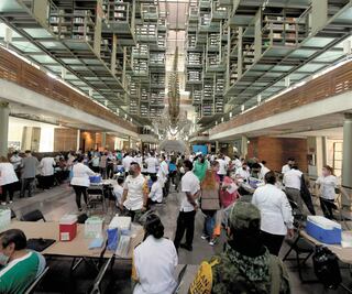 Vacunación de adultos mayores en Biblioteca Vasconcelos, más ágil que en otras sedes