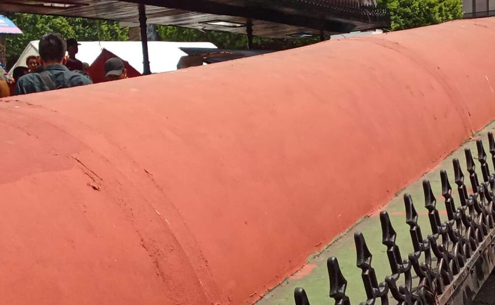 Colapsa estructura de una parada del transporte público en Chiapas donde CNTE mantiene plantón (20/03/2025). Foto: Especial