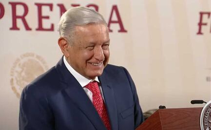 AMLO inicia su mañanera de buen humor y cantando