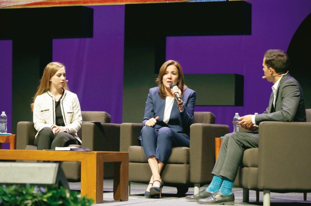 La candidata independiente Margarita Zavala (centro), durante una reunión con estudiantes del Tecnológico de Monterrey. (YADÍN XOLALPA. EL UNIVERSAL)