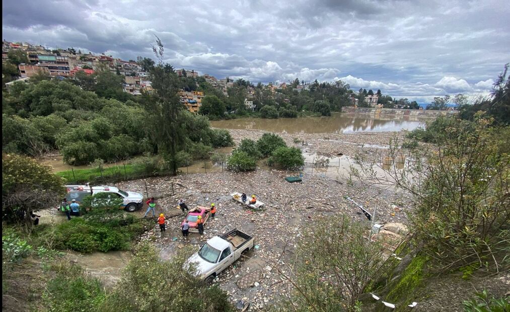 Elementos de Protección Civil rescatan cuatro autos atrapados en la presa Río Mixcoac en la alcaldía Álvaro Obregón tras las lluvias intensas del pasado domingo en la Ciudad de México, el 30 de junio de 2025. Foto: Juan Carlos Williams/EL UNIVERSAL