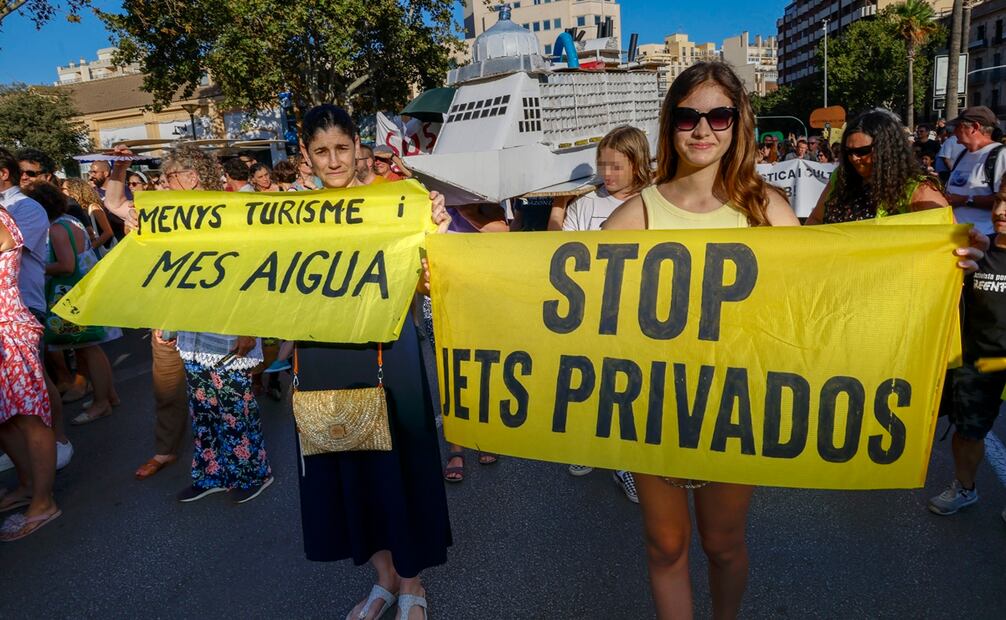 Las protestas fueron convocadas por unas 80 organizaciones y grupos sociales que exigen límites para el turismo excesivo en las islas Baleares, cuyas principales islas son Mallorca, Menorca e Ibiza. Foto: EFE / Cati Cladera.