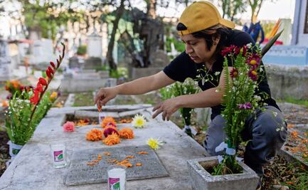 Con velas y flores, honra a los olvidados en los cementerios
