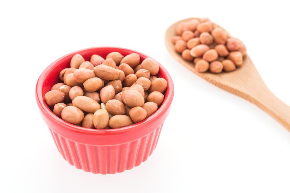 Los cacahuates japoneses aportan proteína vegetal y energía, pero por su contenido en sodio y grasa requieren moderación. Foto: Freepik