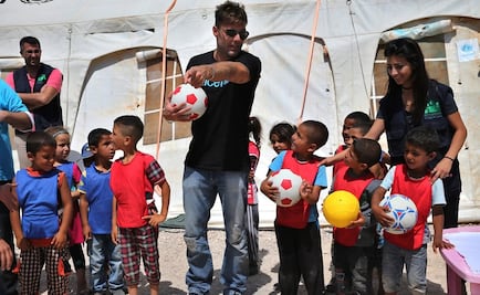 Ricky Martin visita y juega con refugiados sirios