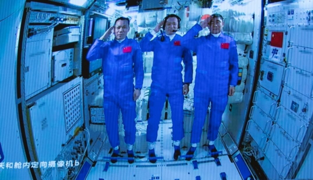 China lanza con éxito su primera misión tripulada con dirección a su estación espacial