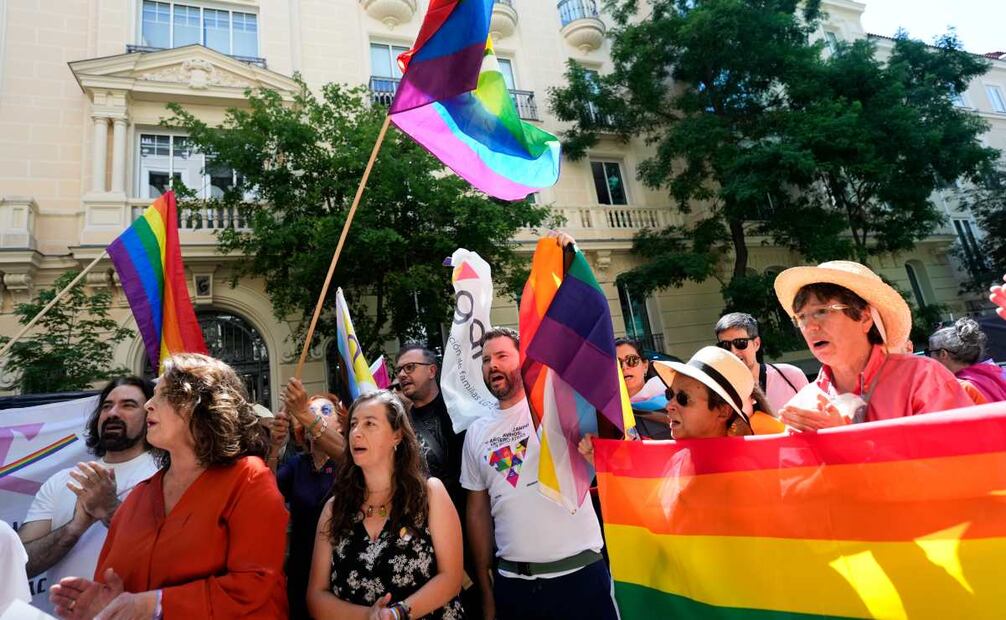 Concentración por el Orgullo 'We are here: más democracia, más orgullo, más Europa' frente a la Embajada de Hungría en Madrid. Foto: EFE
