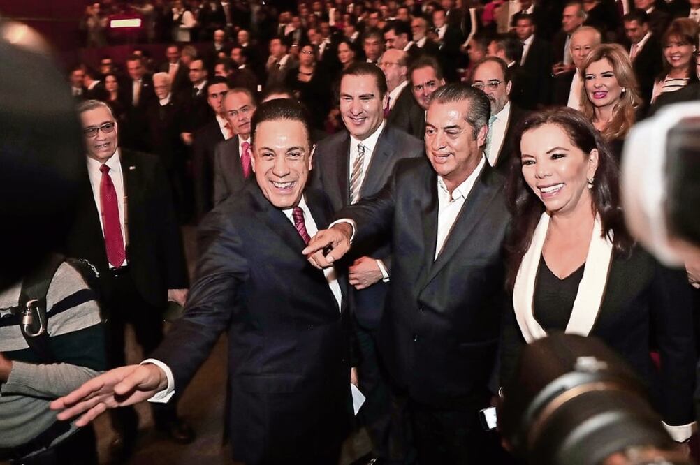 Omar Fayad estuvo rodeado de personalidades de la política a quienes saludo y agradeció el apoyo; a su paso le pedían fotos y repartía abrazos (ESPECIAL)