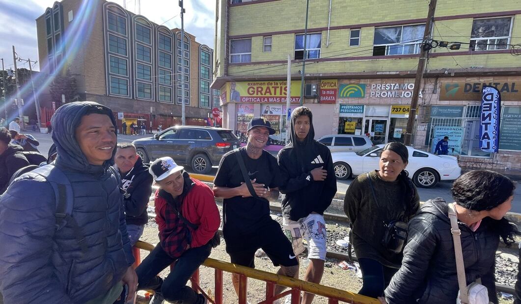 Migrantes en Ciudad Juárez esperan poder cruzar a Estados Unidos por la madrugada. Foto: Paola Gamboa/EL UNIVERSAL