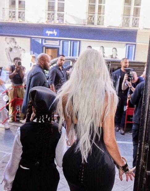 North West, la hija de Kim Kardashian, se muestra ¡harta de los fotógrafos!